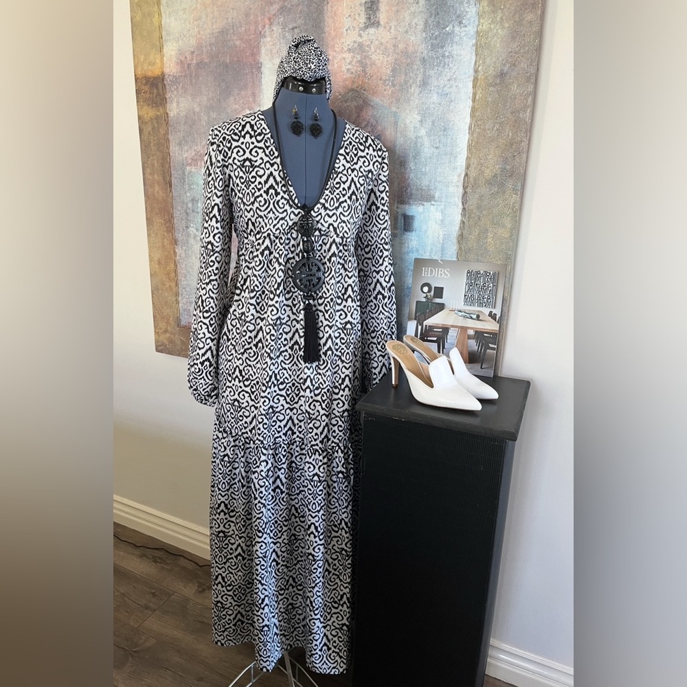 NWOT Elegant Black and White Graphic Print Dress